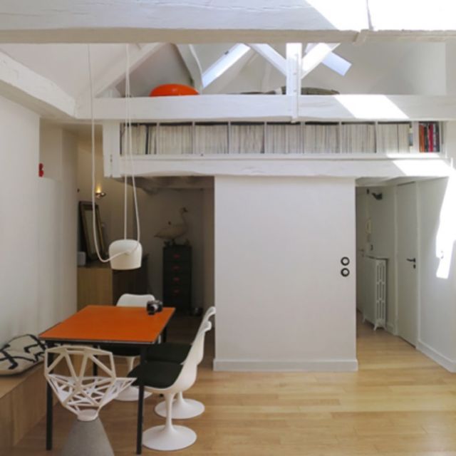 Rénovation complète Paris 6, duplex,  charpentes repeintes en blanc pour plus de lumière, ouverture des espaces #julierosierarchitecte #renovation #paris #interieur - chantier BGC
