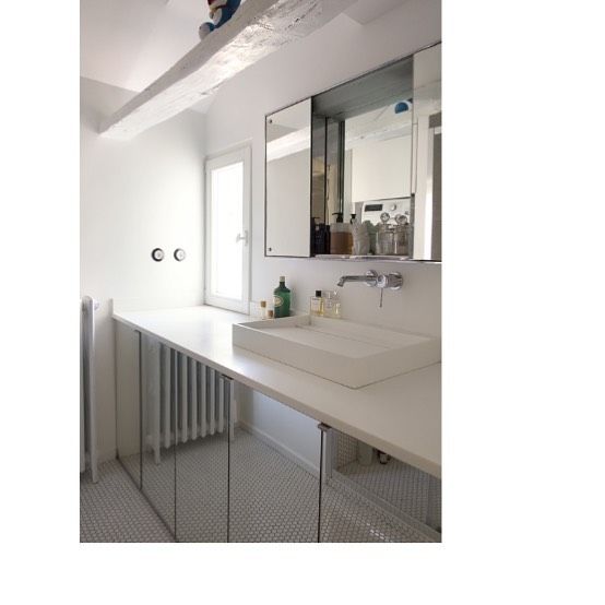Rénovation complète Paris 6, duplex, ancienne cuisine transformée en salle d’eau, mosaïque, miroir, corian... #julierosierarchitecte #renovation #paris #interieur #miroir #mosaique #blanc - chantier BGC
